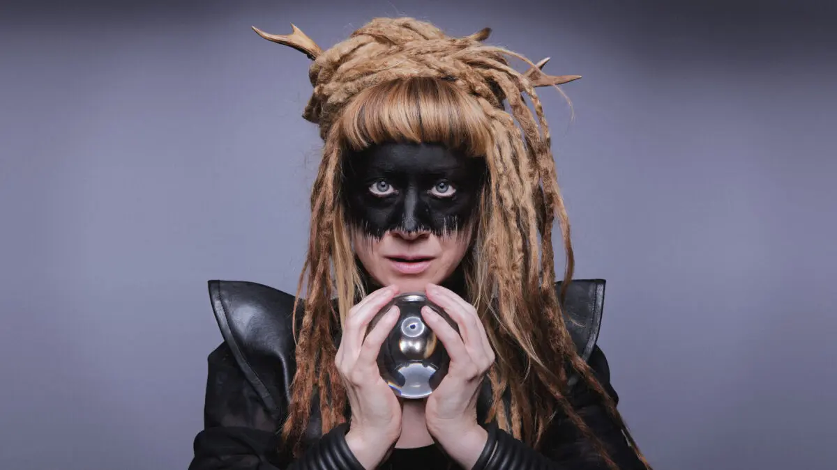 Person holding a crystal ball. Kara Kuckoo (Moons in Retrograde) (Photo by Tilman Köneke)