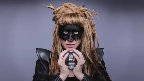 Person holding a crystal ball. Kara Kuckoo (Moons in Retrograde) (Photo by Tilman Köneke)